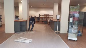 On fait des travaux de rénovation au magasin RCB Informatique de Versailles