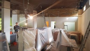 On prépare l'installation du faux-plafond magasin informatique