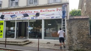 On installe l'écrlaire led à Versailles informatique
