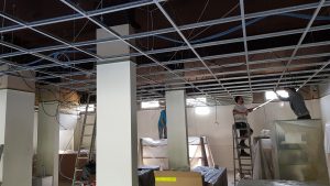 On installe le faux plafond dans le magasin informatique à Versailles