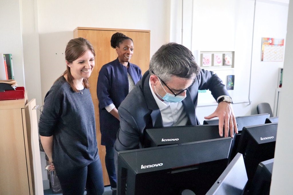 Des ordinateurs offerts à l'association La vie au grand air pour que les enfants puissent étudier à distance