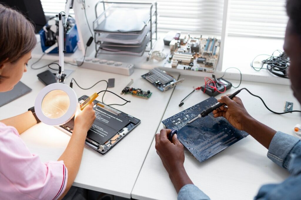 Les techniciens de RCB informatique font une maintenance informatique
